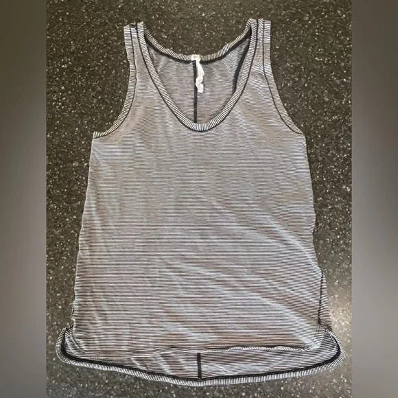 LULULEMON BUNDLE (5) Size 6 Activewear Gym Tanks Sports Bra Yoga Running Workout - Picture 10 of 14